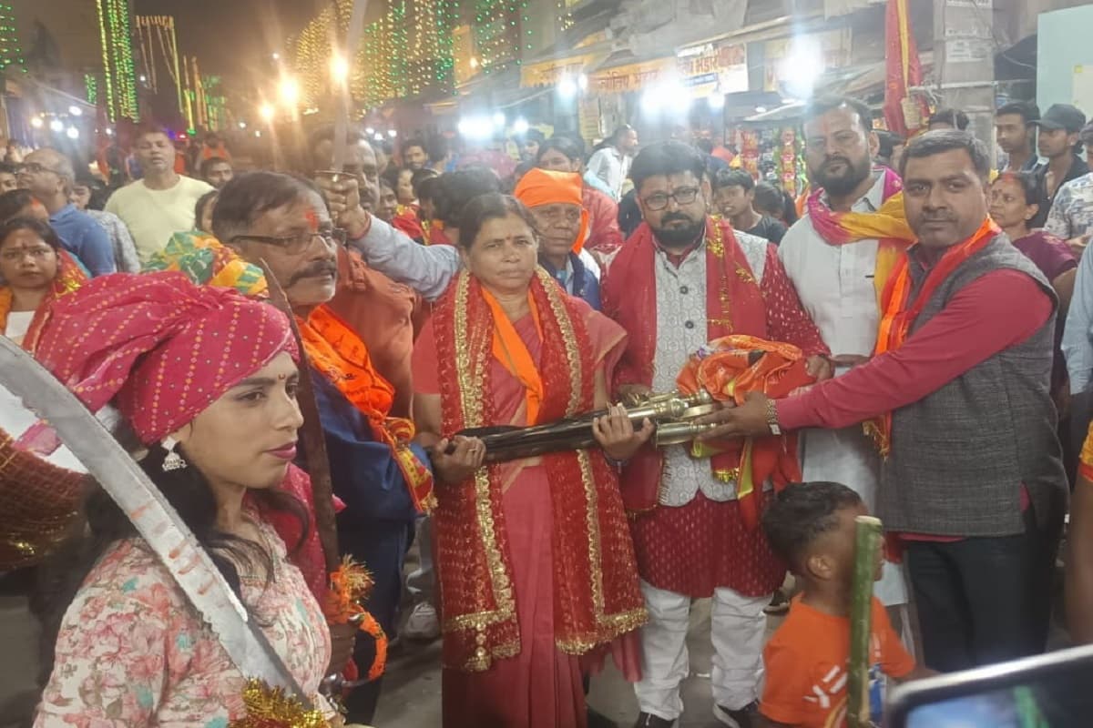 रांची के महावीर चौक पर नारी सेना का दिखा कौशल, तीसरी मंगलवारी पर अखाड़ों का सम्मान