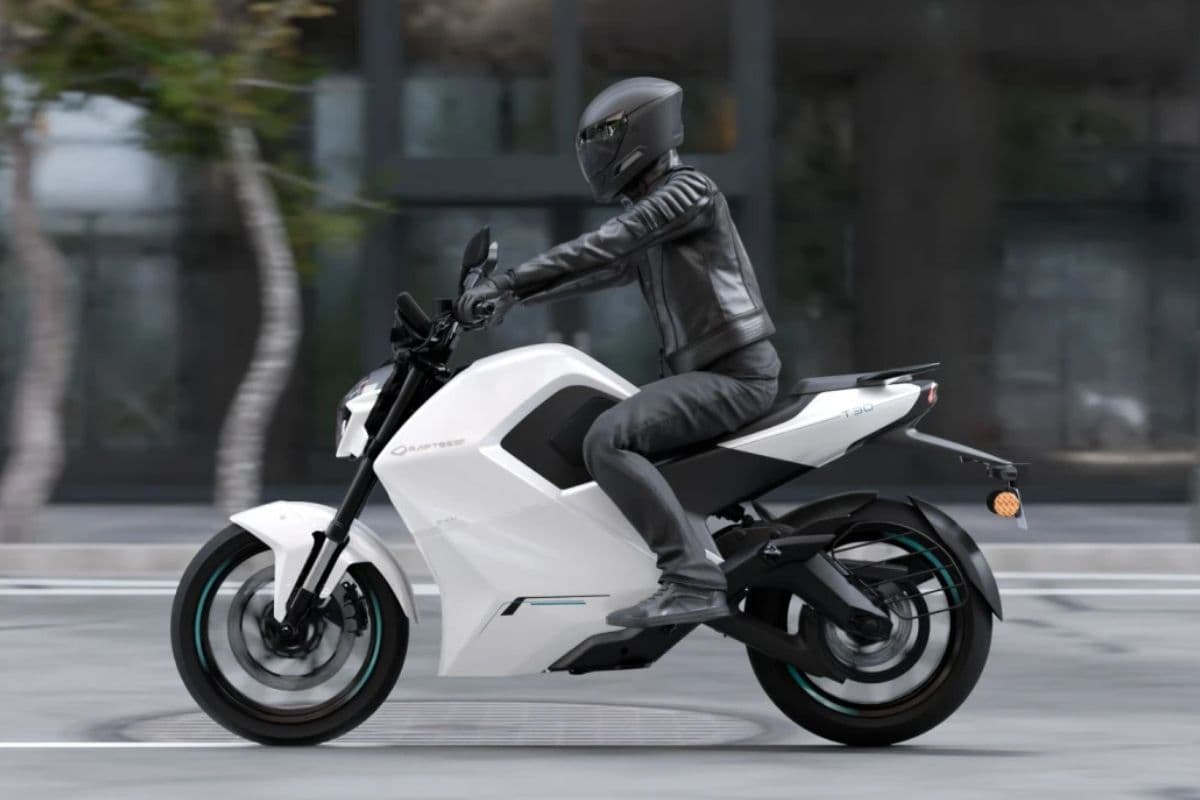 कार जैसी टेक्नोलॉजी वाली eBike की डिलीवरी शुरू, सिंगल चार्ज पर 200किमी तक रेंज