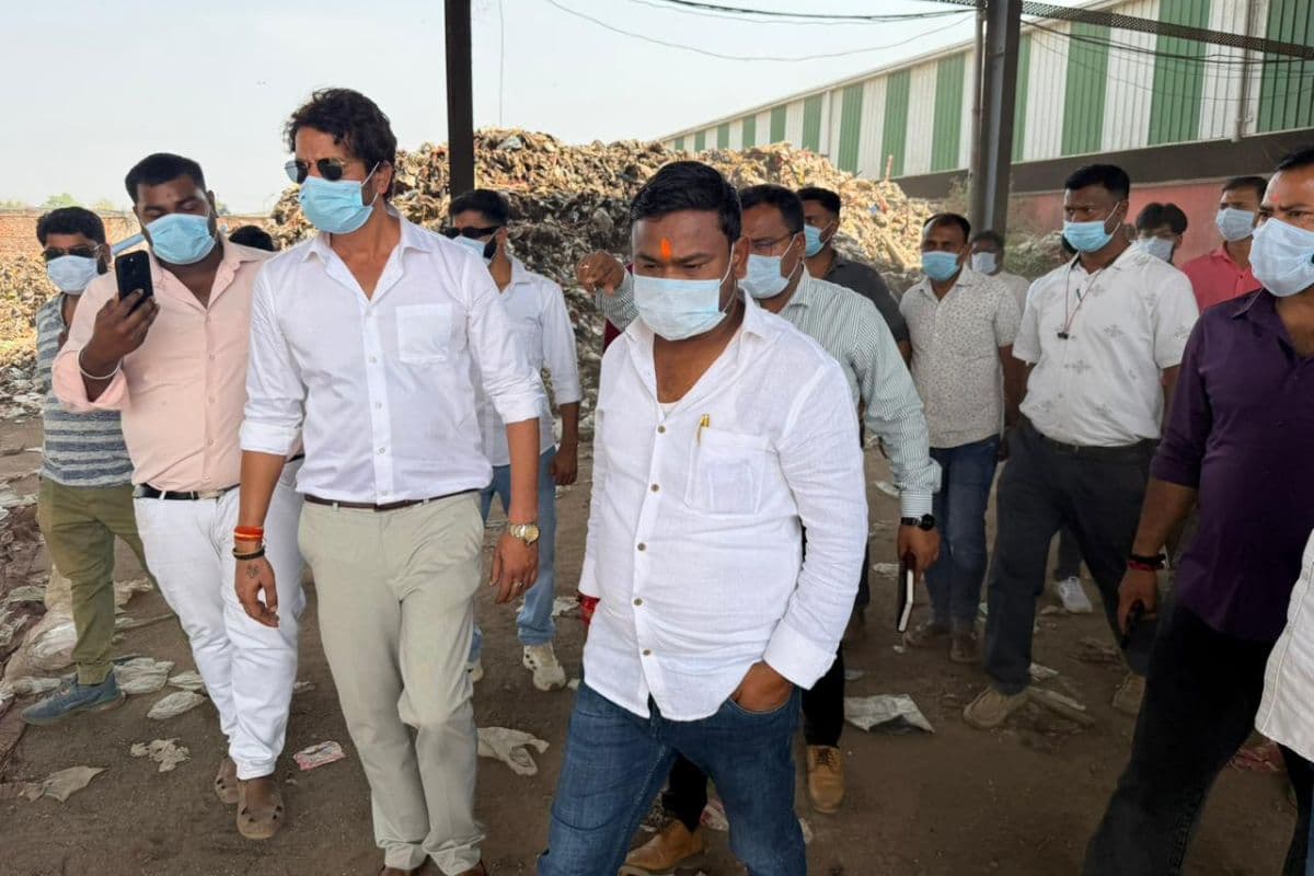 Deoghar: बदहाल डंपिंग यार्ड देख भड़के मेयर रवि राउत, ठेकेदार पर होगी कार्रवाई