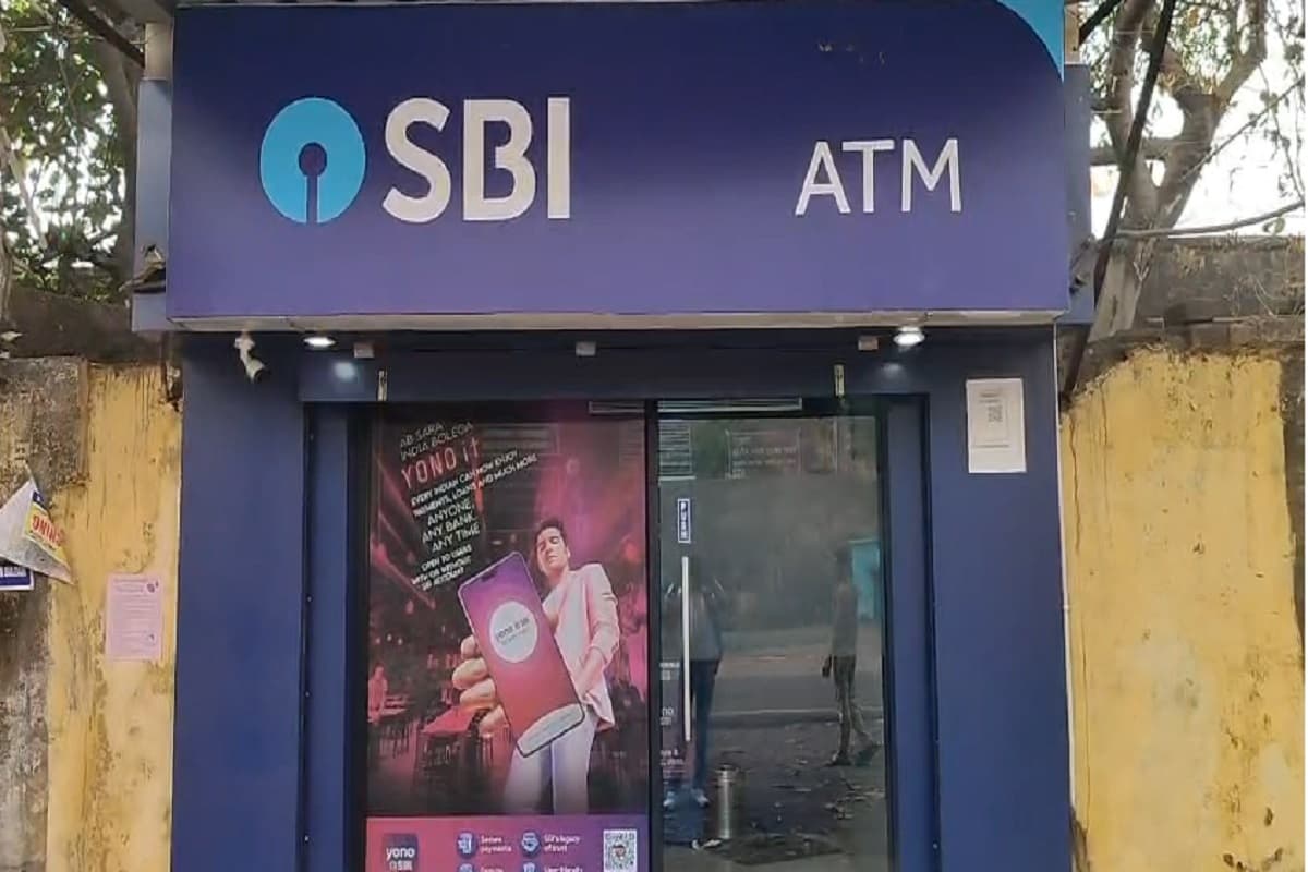 एटीएम मशीन में छेड़छाड़ कर ठगी का लगा रहा था जुगाड़, रंगेहाथ गिरफ्तार