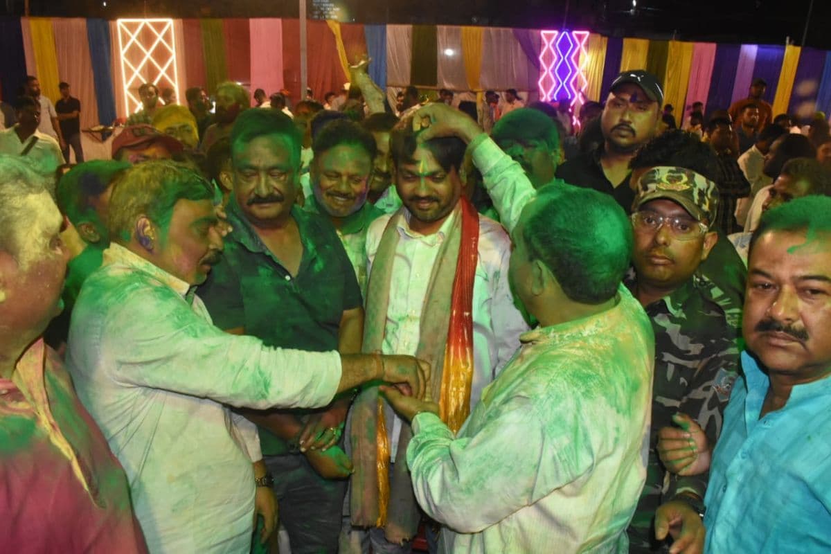 सिंह मेंशन में साढ़े आठ साल बाद हुआ होली मिलन कार्यक्रम, खूब उड़े अबीर-गुलाल