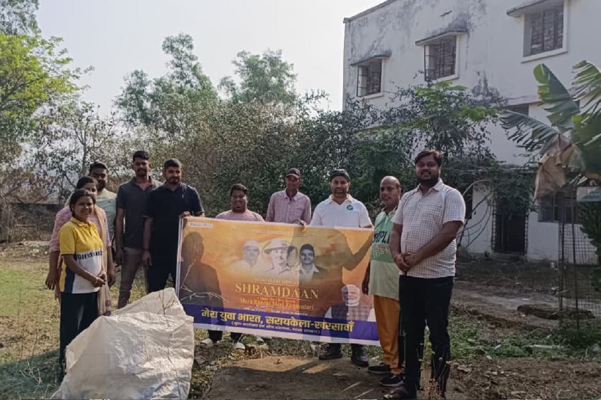 सरायकेला में शहीद दिवस पर ‘मेरा भारत-मेरी जिम्मेदारी’ अभियान, श्रमदान के जरिए दी गई श्रद्धांजलि