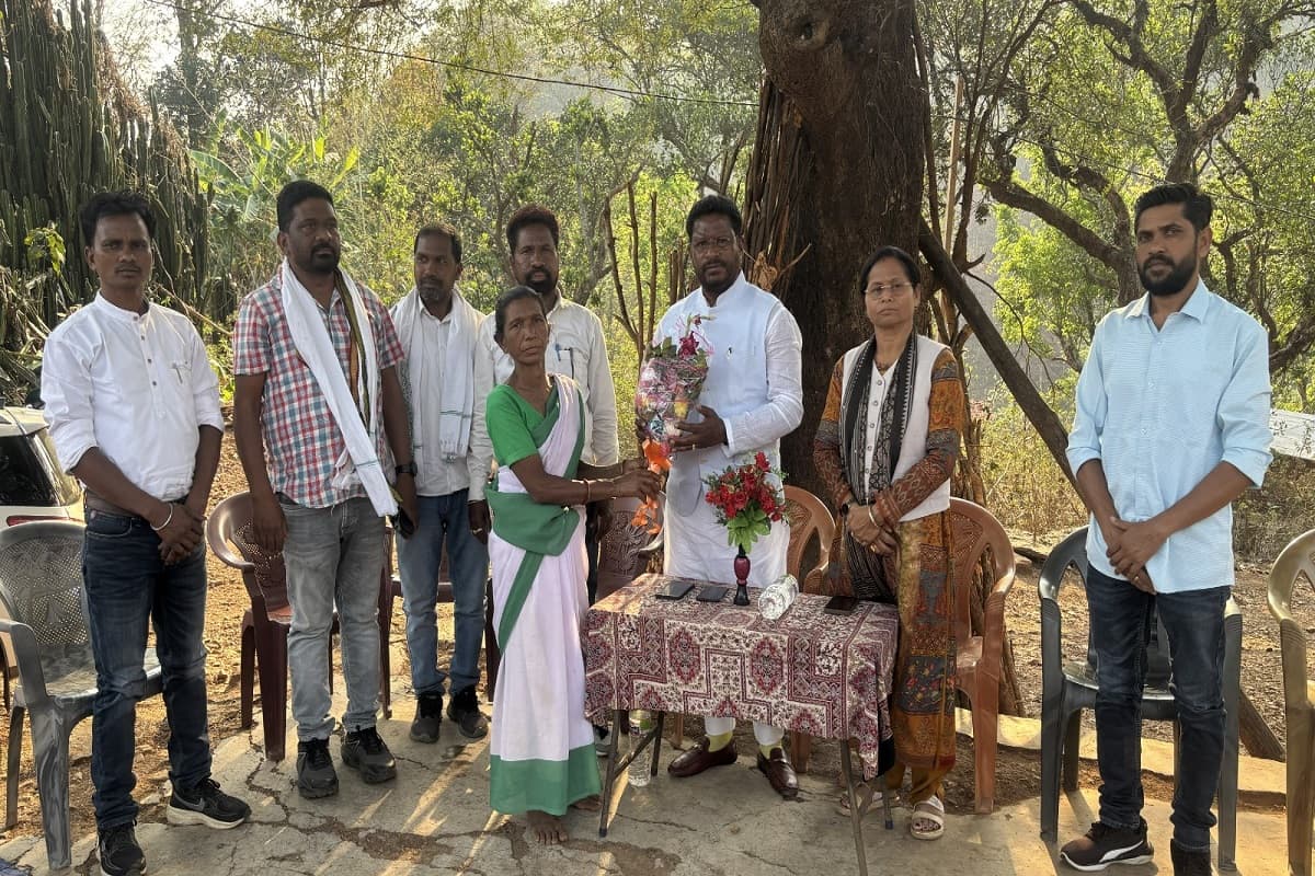 सरायकेला के सीमावर्ती गांव कसराउली में बनेगी सड़क, पैदल चलकर विधायक ने लगाया जनचौपाल