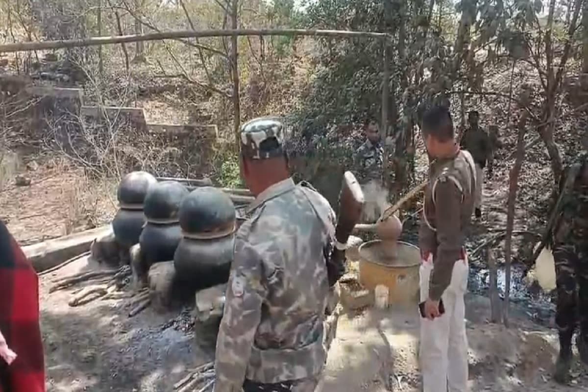 होली को लेकर सरायकेला में उत्पाद विभाग की बड़ी कार्रवाई, तीन अवैध चुलाई अड्डे ध्वस्त