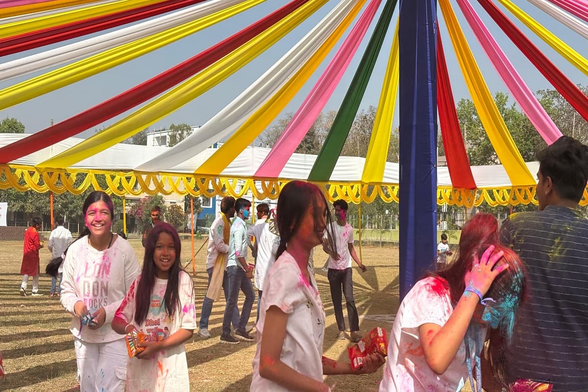 संत फ्रांसिस डि-सेल्स स्कूल में होली के पर ‘रंगोत्सव’ का आयोजन, छात्र-छात्राओं ने खेली होली