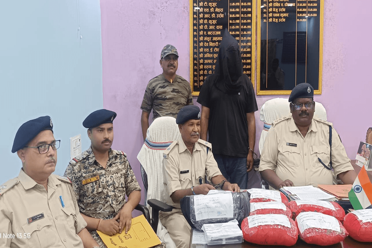 बस में लादकर 8 किलो गांजा ले जा रहा था बिहार का तस्कर, सिमडेगा में गिरफ्तार