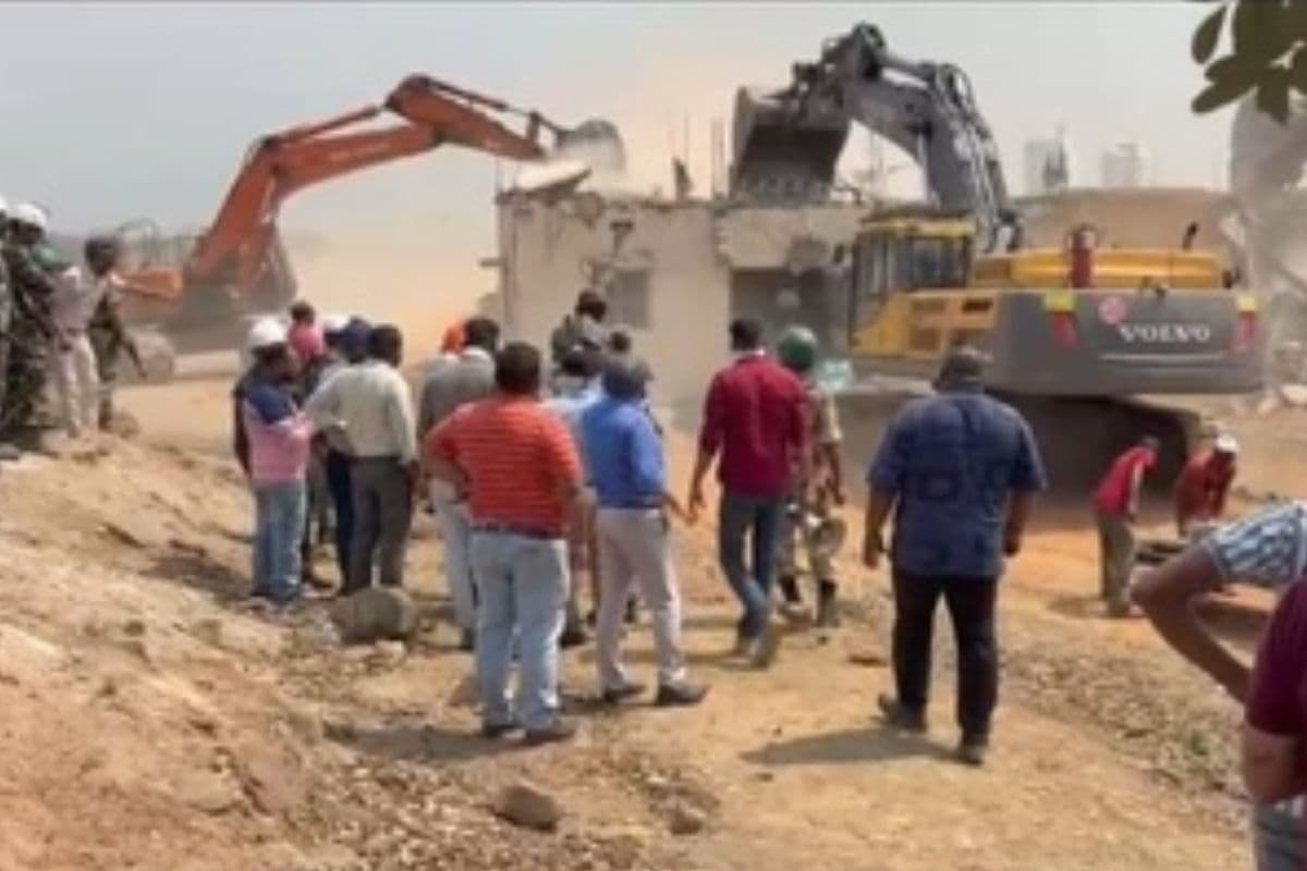 Hazaribagh: केरेडारी में पूर्व मंत्री योगेंद्र साव का आवास बुलडोजर से ध्वस्त, सरकार पर बरसे ‘नेताजी’