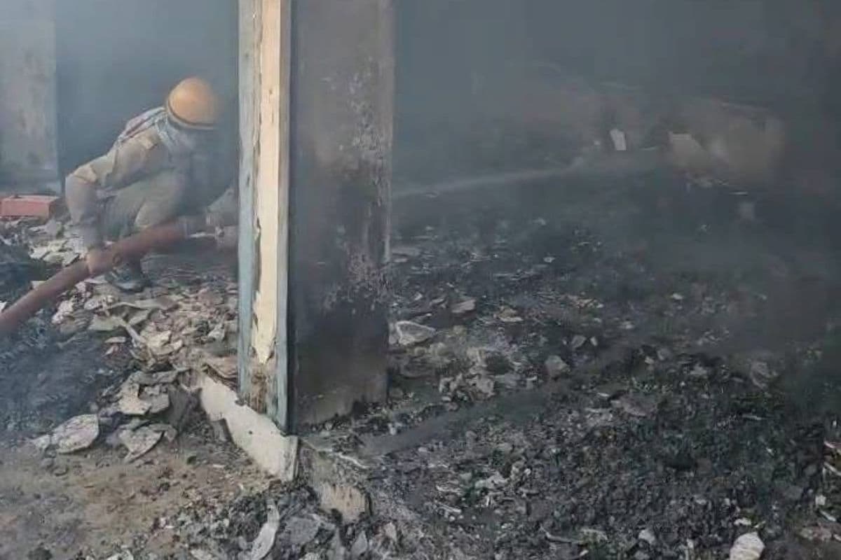 कोडरमा के तिलैया में फर्नीचर गोदाम में लगी आग, रखा सामान जलकर राख