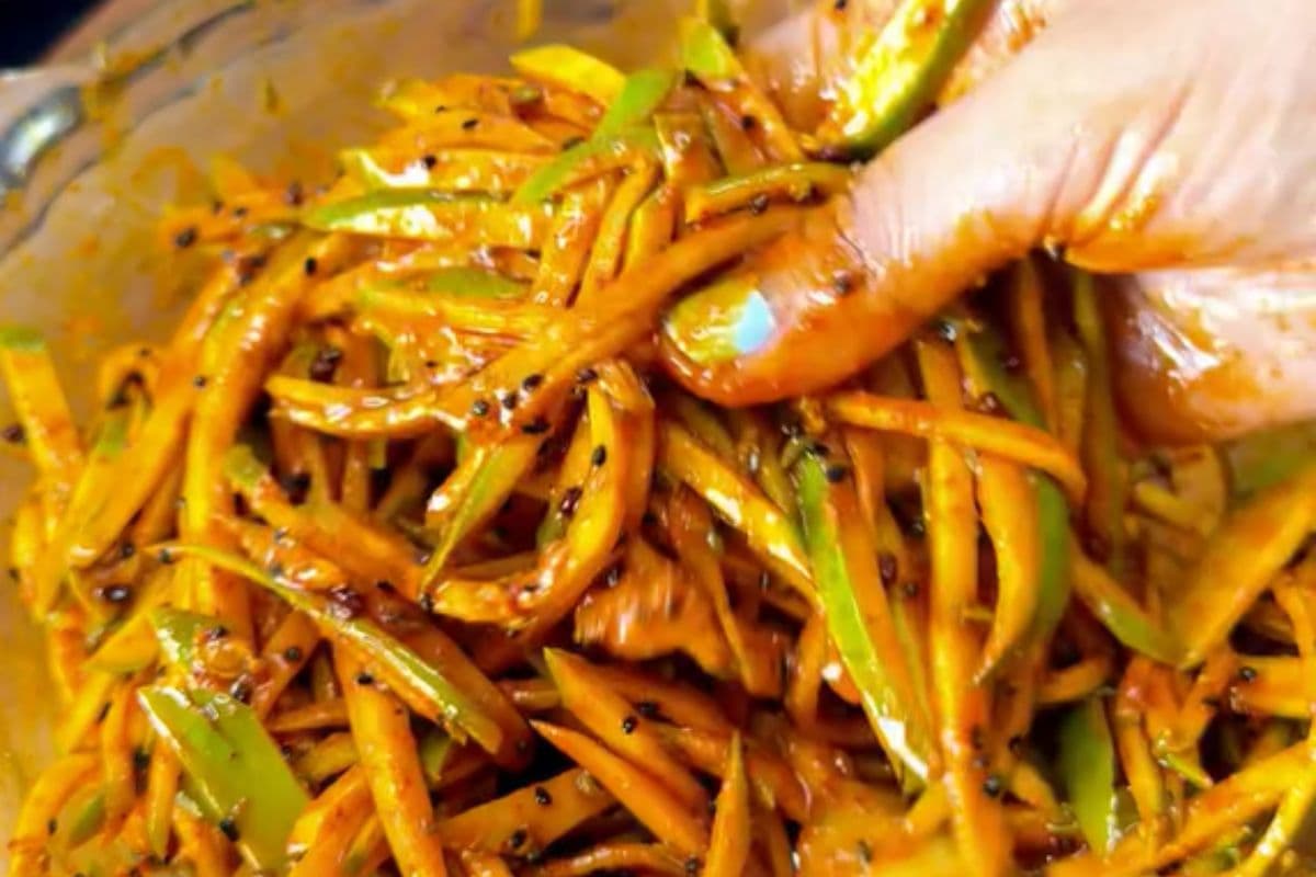 मिनटों में घर पर ऐसे बनाएं चटपटा कच्चे आम का लच्छा अचार