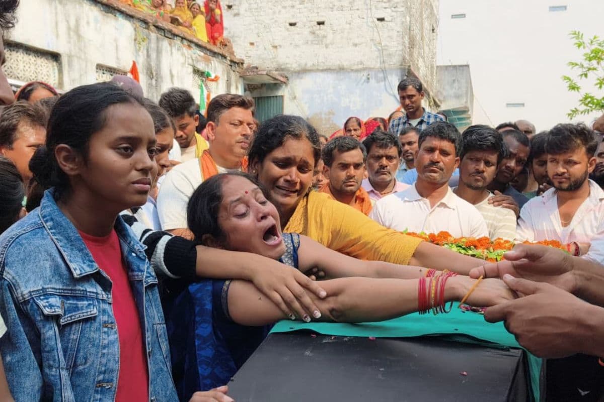 नालंदा के जवान का पार्थिव शरीर पहुंचते ही लिपटकर खूब रोई पत्नी, एकटक देखते रहे बच्चे, मंत्री भी पहुंचे