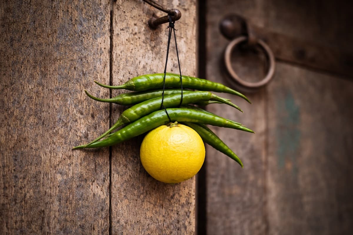 युवती पर चढ़ा युवक का ‘भूत’, अंधविश्वासी भाई-भाभी ने रस्सी से बांधा