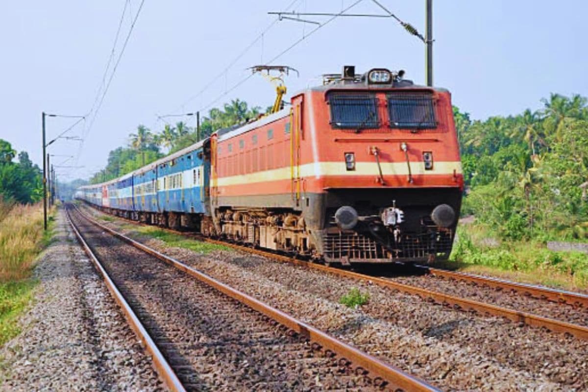 गोरखपुर-छपरा लाइन पर कई ट्रेनों का बदला रूट, यात्रा से पहले जरूर चेक करें स्टेटस
