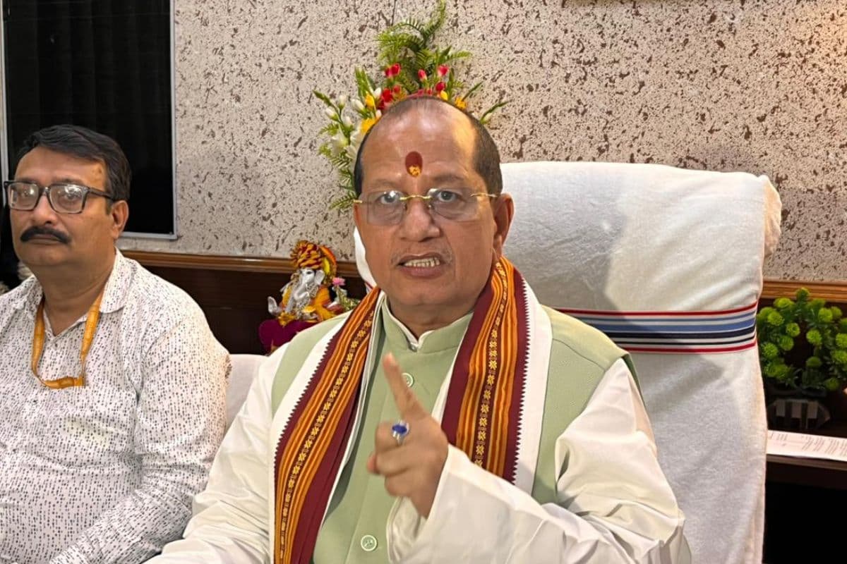 विजय सिन्हा ने तीन राजस्व अधिकारियों को किया सस्पेंड, बोले- काम में बाधा बर्दाश्त नहीं की जाएगी