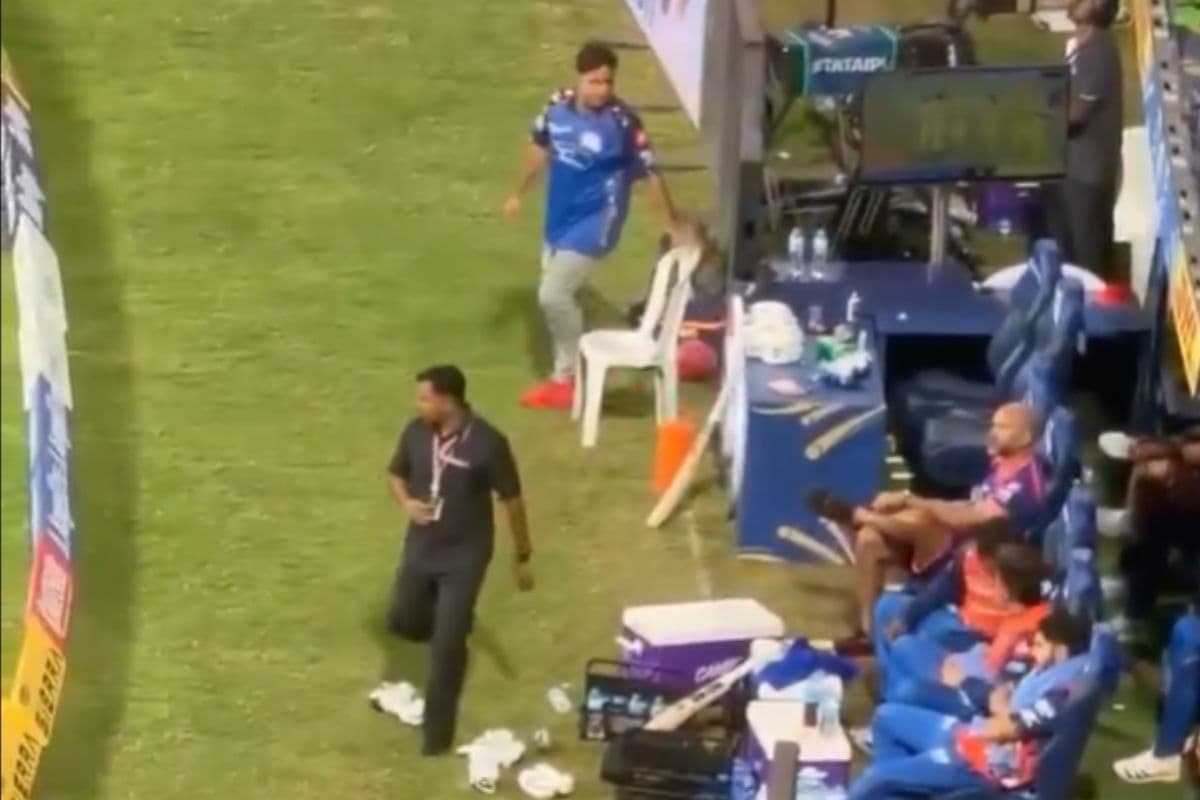 Watch: मैच के बीच में ही वानखेड़े से बाहर निकले Akash Ambani, फैंस को किया जाने का इशारा