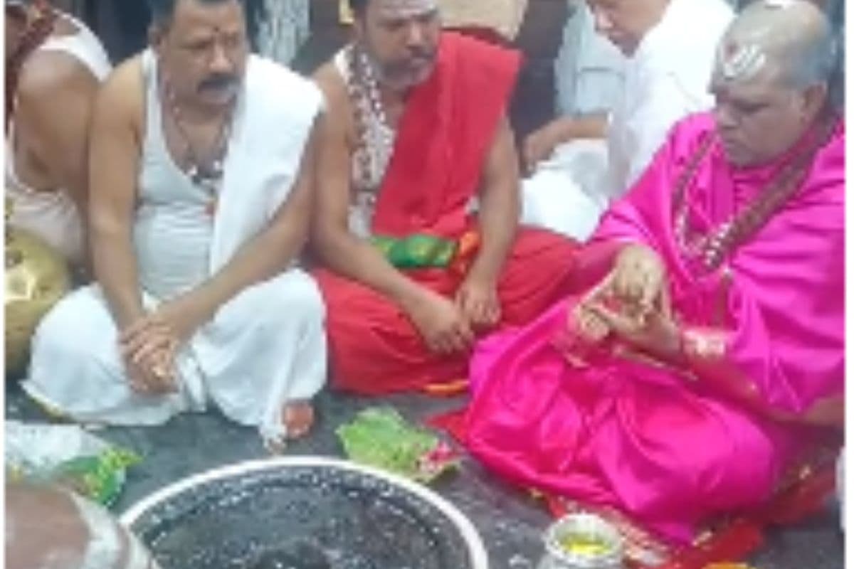 अक्षय तृतीया पर बाबा बैद्यनाथ का अलौकिक महाशृंगार: सरदार पंडा ने किया दिव्य पूजन, पलंग-पादुका का हुआ दान