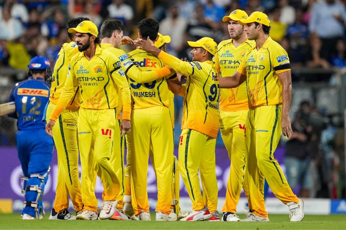 MI vs CSK: एमआई के खिलाफ काली पट्टी बांधकर मैदान पर उतरे CSK के प्लेयर्स, जानें वजह