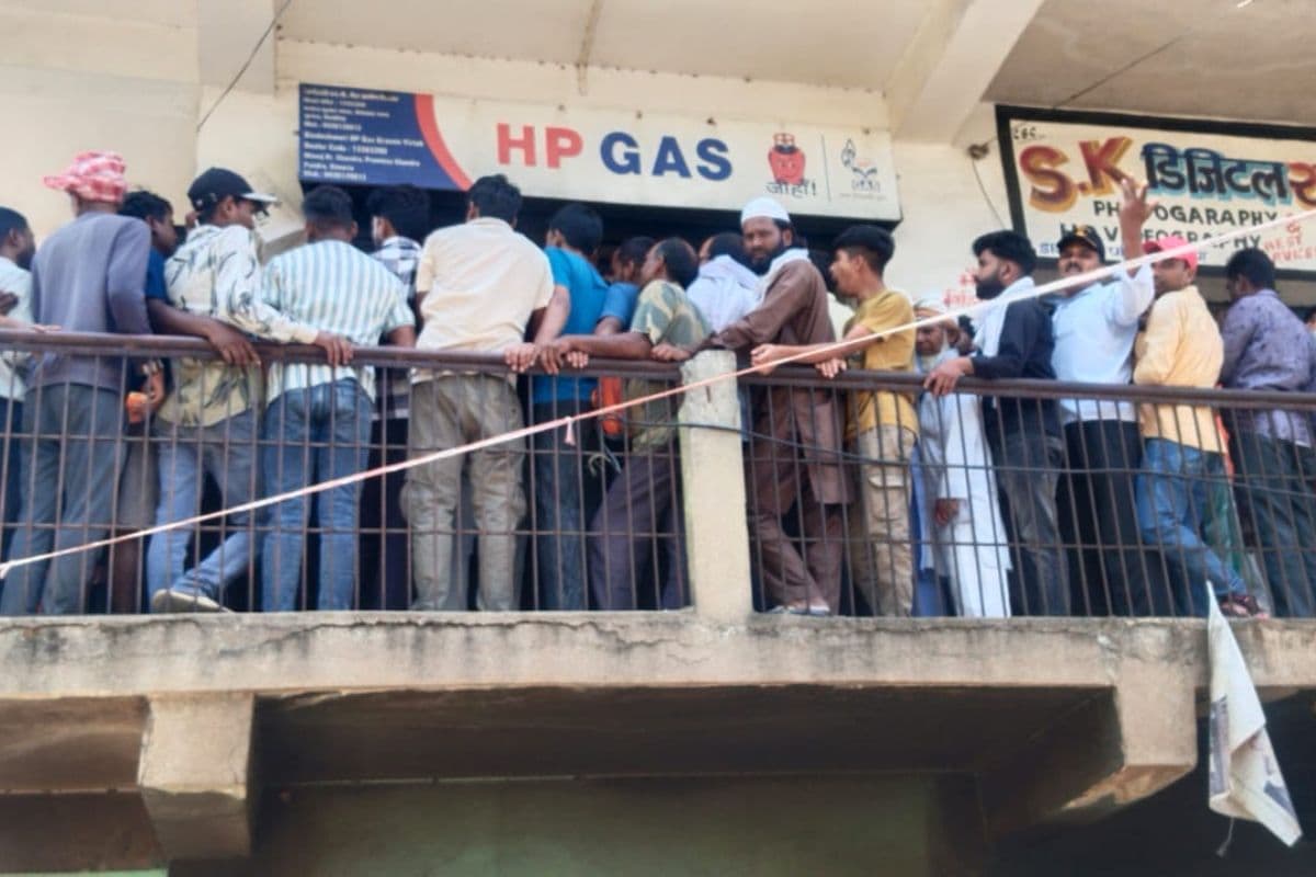 Chatra: सिमरिया में गैस लेने के लिए उमड़ रही लोगों की भीड़