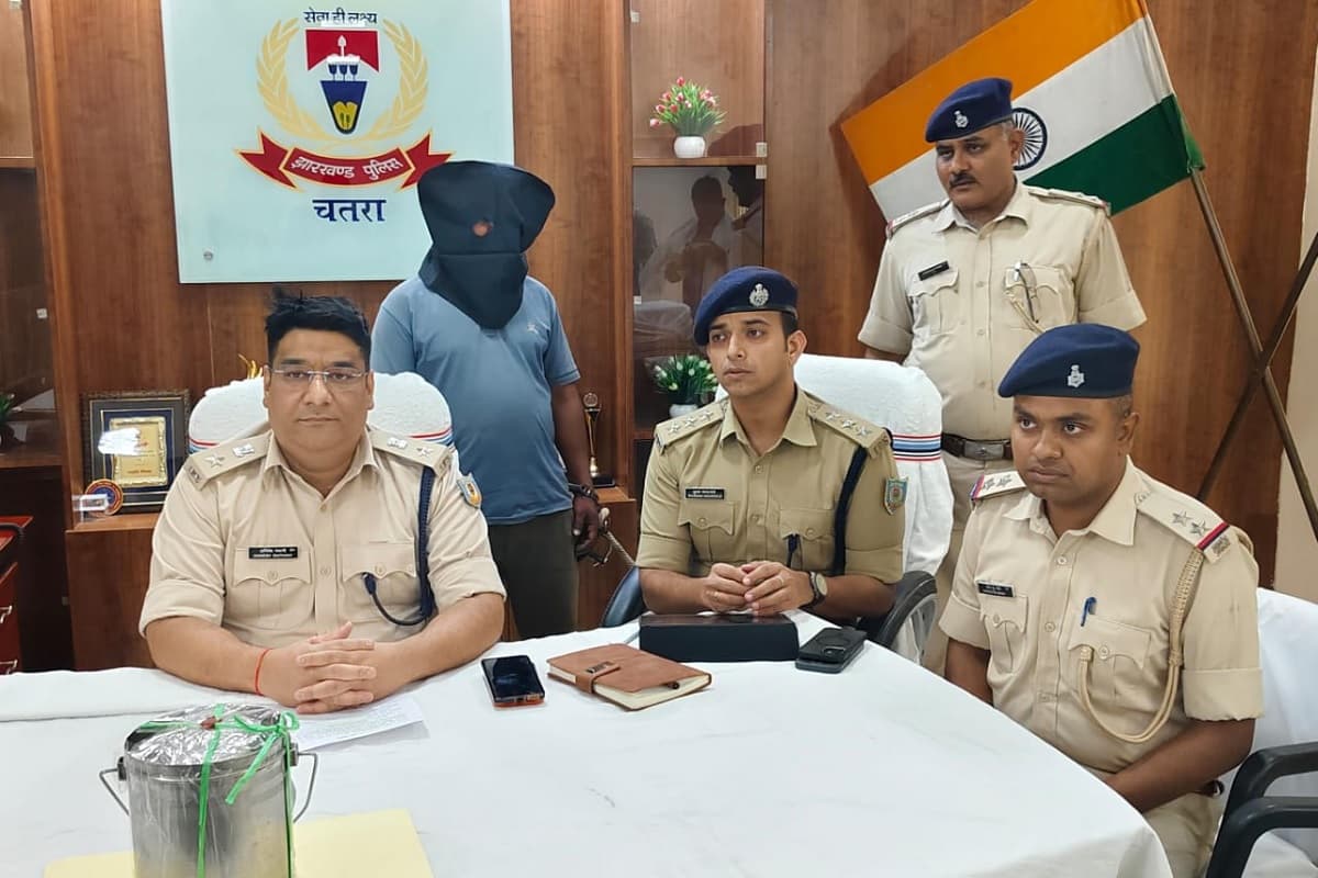 चतरा में पुलिस की बड़ी कार्रवाई: 16 लाख का अफीम जब्त, तस्कर गिरफ्तार