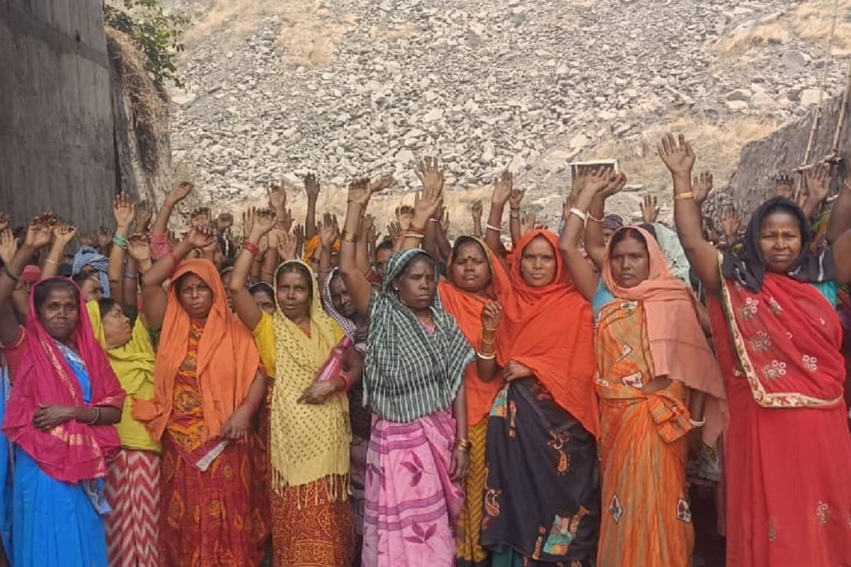 धनबाद के तेतुलमारी में असंगठित मजदूरों का प्रदर्शन, आउटसोर्सिंग कंपनी का परिवहन कार्य ठप