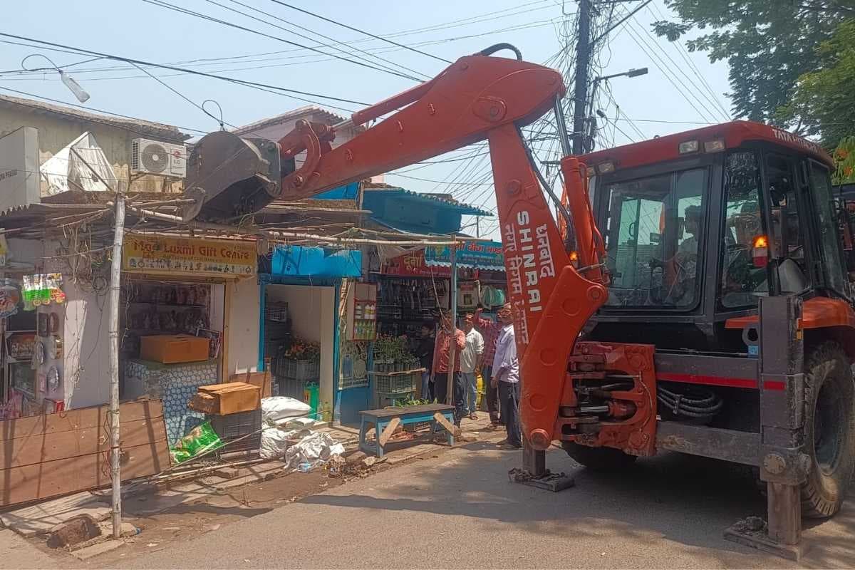 धनबाद के हीरापुर में अतिक्रमण हटाओ अभियान जारी, नगर निगम की सख्ती