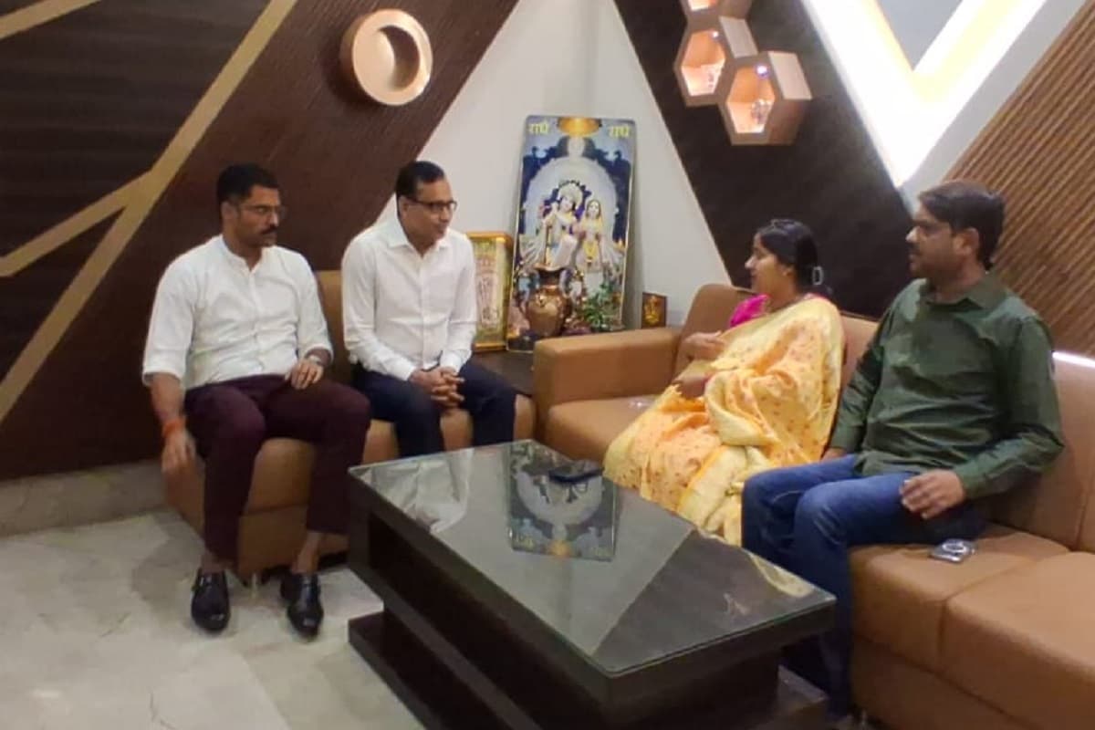 धनबाद स्टेशन कार्यक्रम विवाद: मेयर संजीव सिंह को रोकने पर रेलवे की सफाई, घर पर अधिकारियों ने की बात