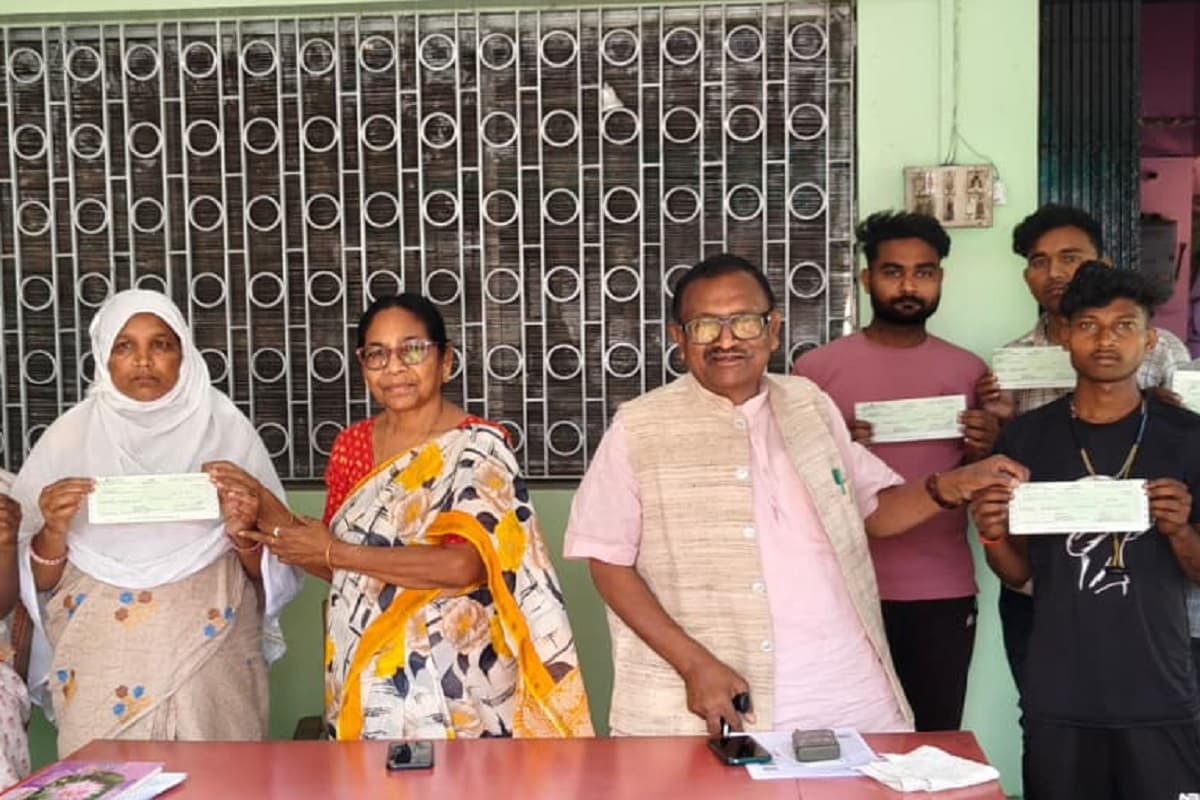 गंभीर बीमारी से जूझ रहे दुमका के 11 लोगों को मिली 3.30 लाख की मदद, सांसद नलिन सोरेन ने दिया चेक