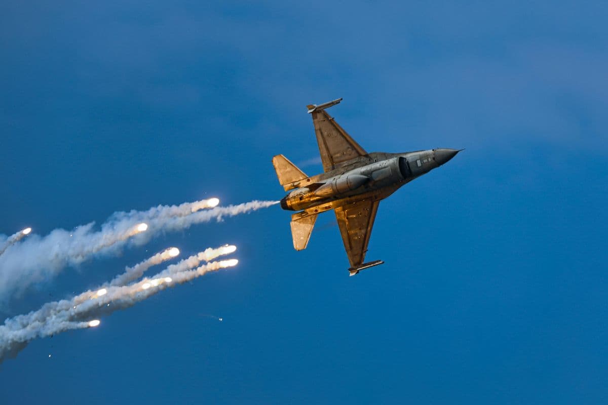 ईरान में गिरा अमेरिकी लड़ाकू विमान, चालक दल का एक सदस्य बचाया गया; युद्ध ने पकड़ी और रफ्तार