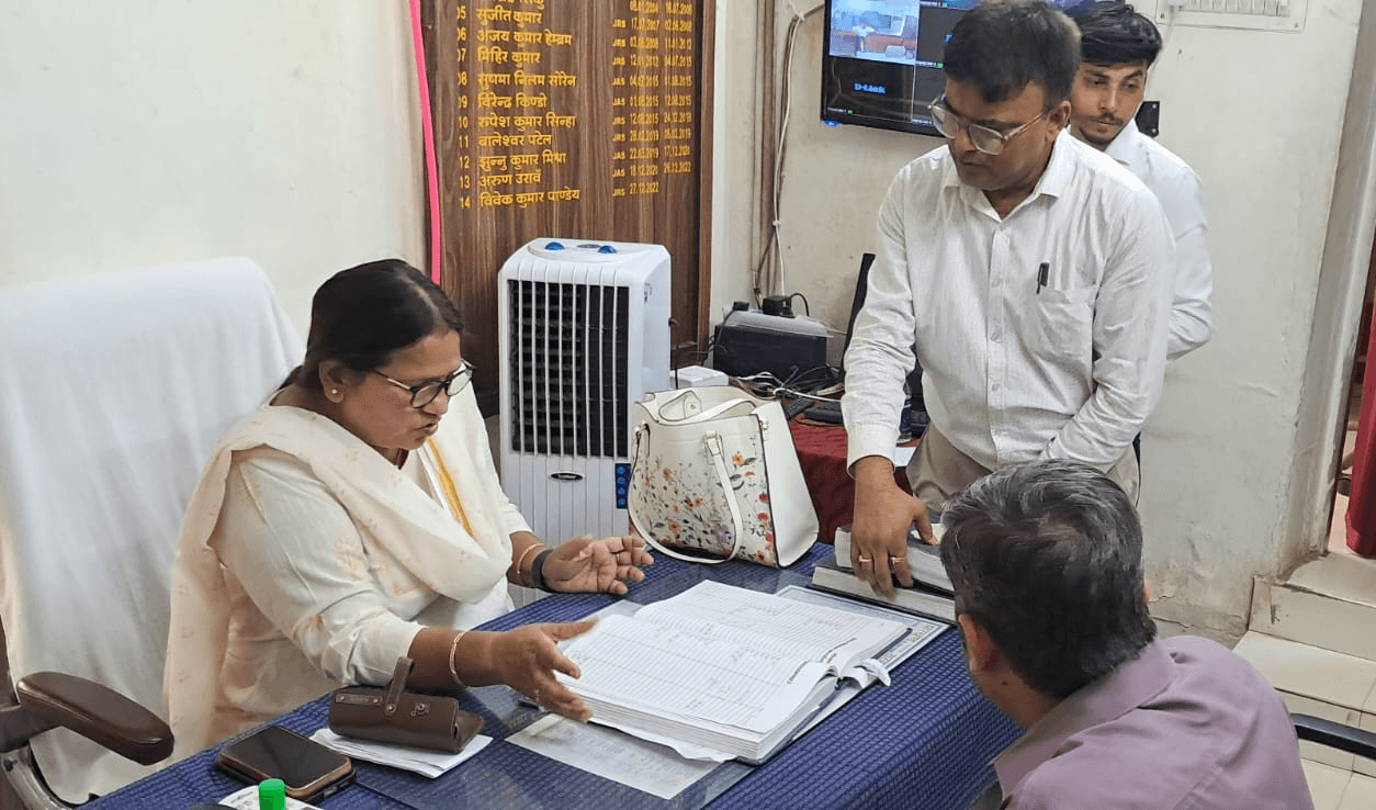 गढ़वा में निबंधन व्यवस्था सुधारने पर प्रमंडल आयुक्त सख्त, दलालों की एंट्री पर दिए कड़े निर्देश