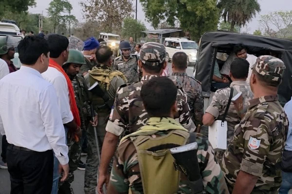 गढ़वा में सड़क जाम हटाने गई पुलिस टीम पर हमला, 25 से ज्यादा पुलिसकर्मी जख्मी