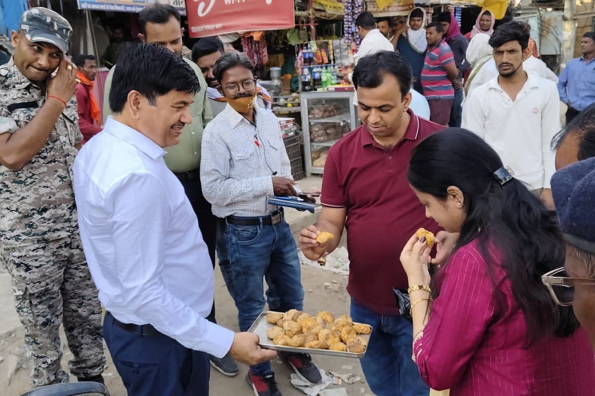 गढ़वा के मिलावटखोरों पर एसडीएम साहेब का सर्जिकल स्ट्राइक, 3 क्विंटल मिठाइयां मिट्टी में दफन