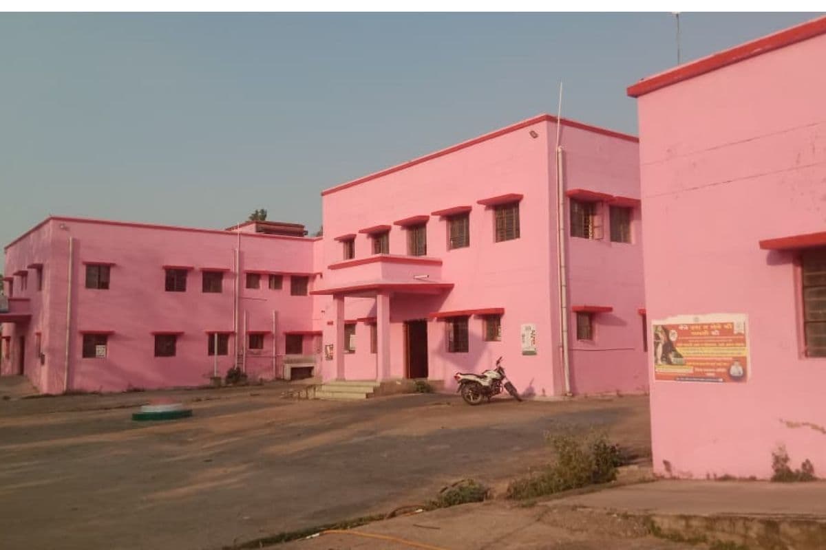 गढ़वा के डंडई सीएचसी में स्वास्थ्य सेवाएं ठप, 3 बजे के बाद अस्पताल में छा जाता है सन्नाटा