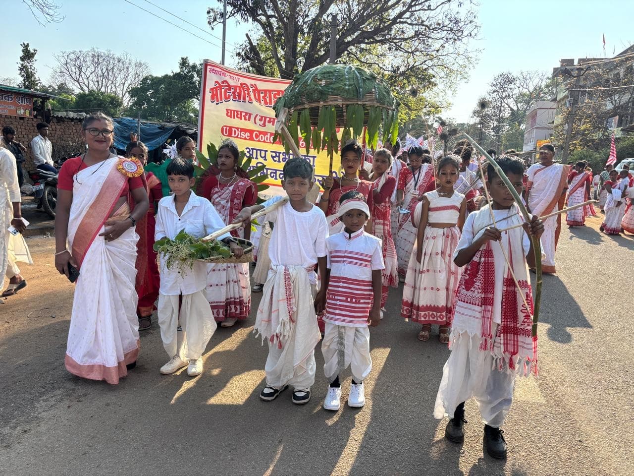 Ghaghra Sarhul: घाघरा में धूमधाम से मनाया गया सरहुल का त्योहार, बच्चों ने निकाली झांकी