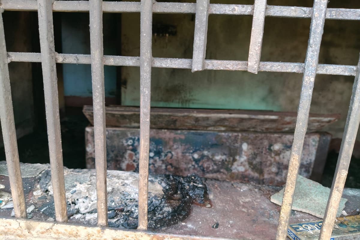 गिरिडीह में चोरों ने पहले की चोरी, फिर घर में लगा दी आग! 5 लाख से अधिक की संपत्ति खाक