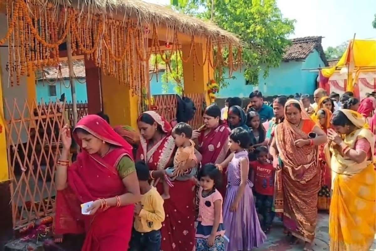 गिरीडीह के कोयरीडीह में श्री श्री 108 श्री शतचंडी महायज्ञ में परिक्रमा को लेकर उमड़ रही भीड़