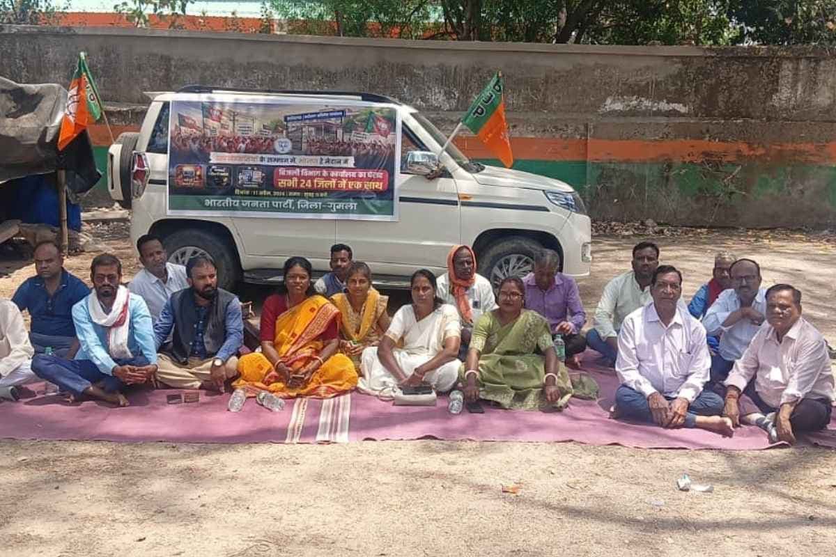 गुमला में धरना देने से रोके जाने पर भाजपा कार्यकर्ता एनएच किनारे बैठे, बिजली विभाग के खिलाफ किया जोरदार प्रदर्शन