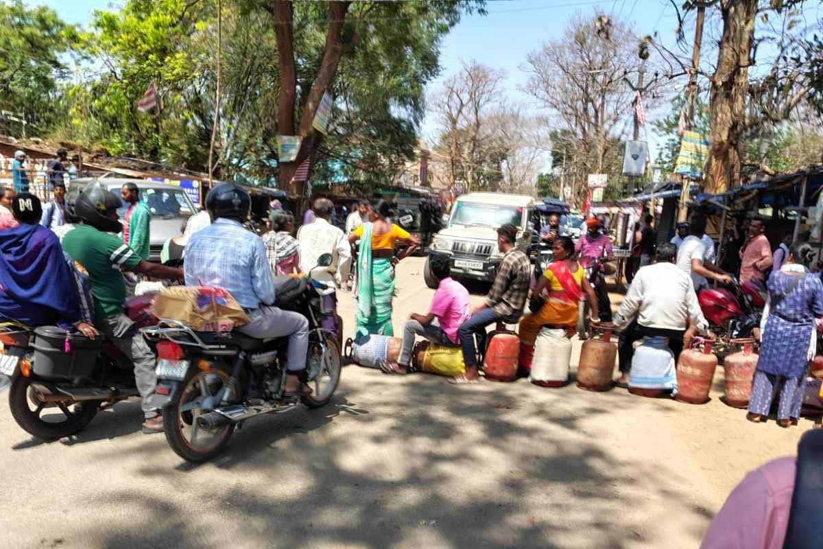 गुमला में गैस सिलेंडर को लेकर हाहाकार, गुस्साए लोगों ने किया सड़क जाम