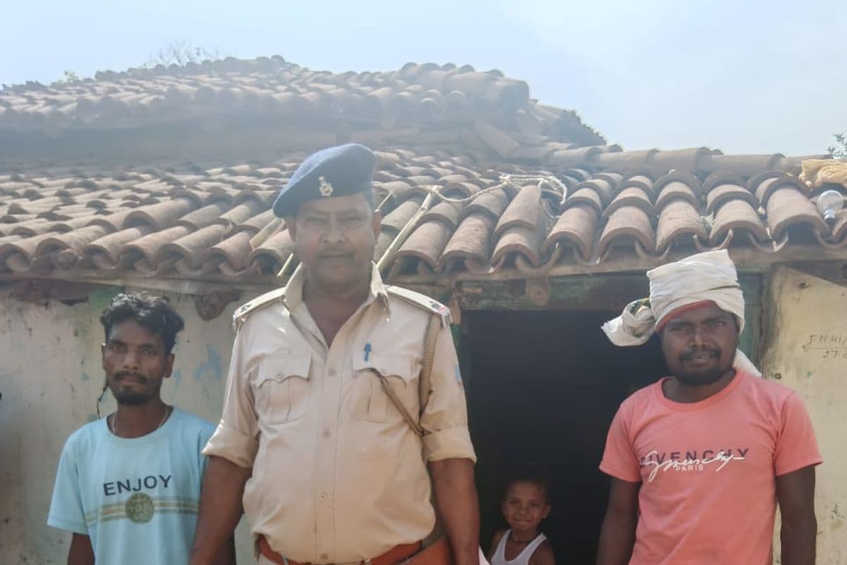 PLFI कमांडर मुकेश के घर पहुंची गुमला पुलिस: घर की दीवारों पर चिपकाया इश्तेहार, सरेंडर न करने पर होगी कुर्की-जब्ती