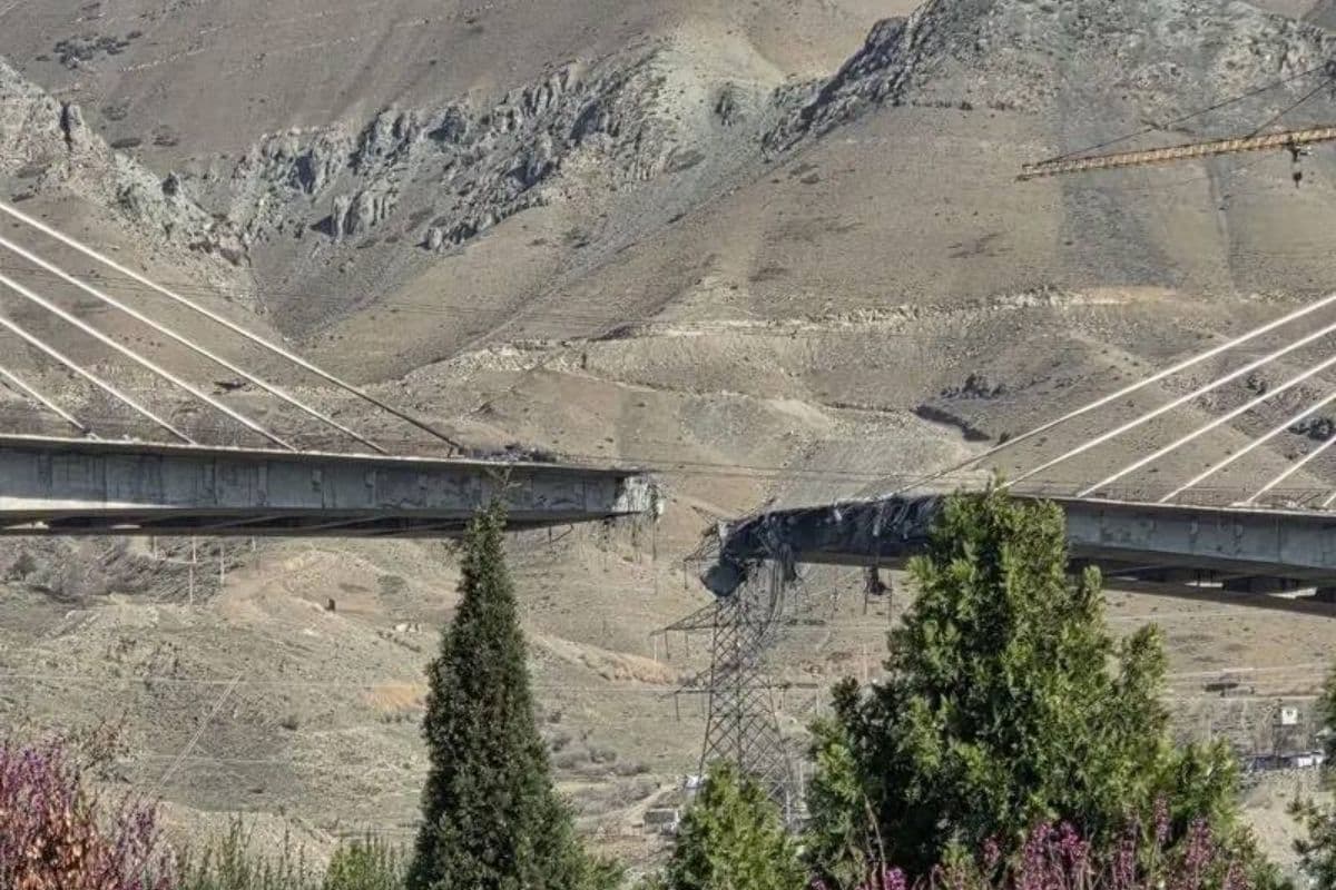 ईरान के सबसे ऊंचे ब्रिज पर US का अटैक, दो हिस्सों पुल तोड़कर बोले ट्रंप; समझौता कर लो, वरना…