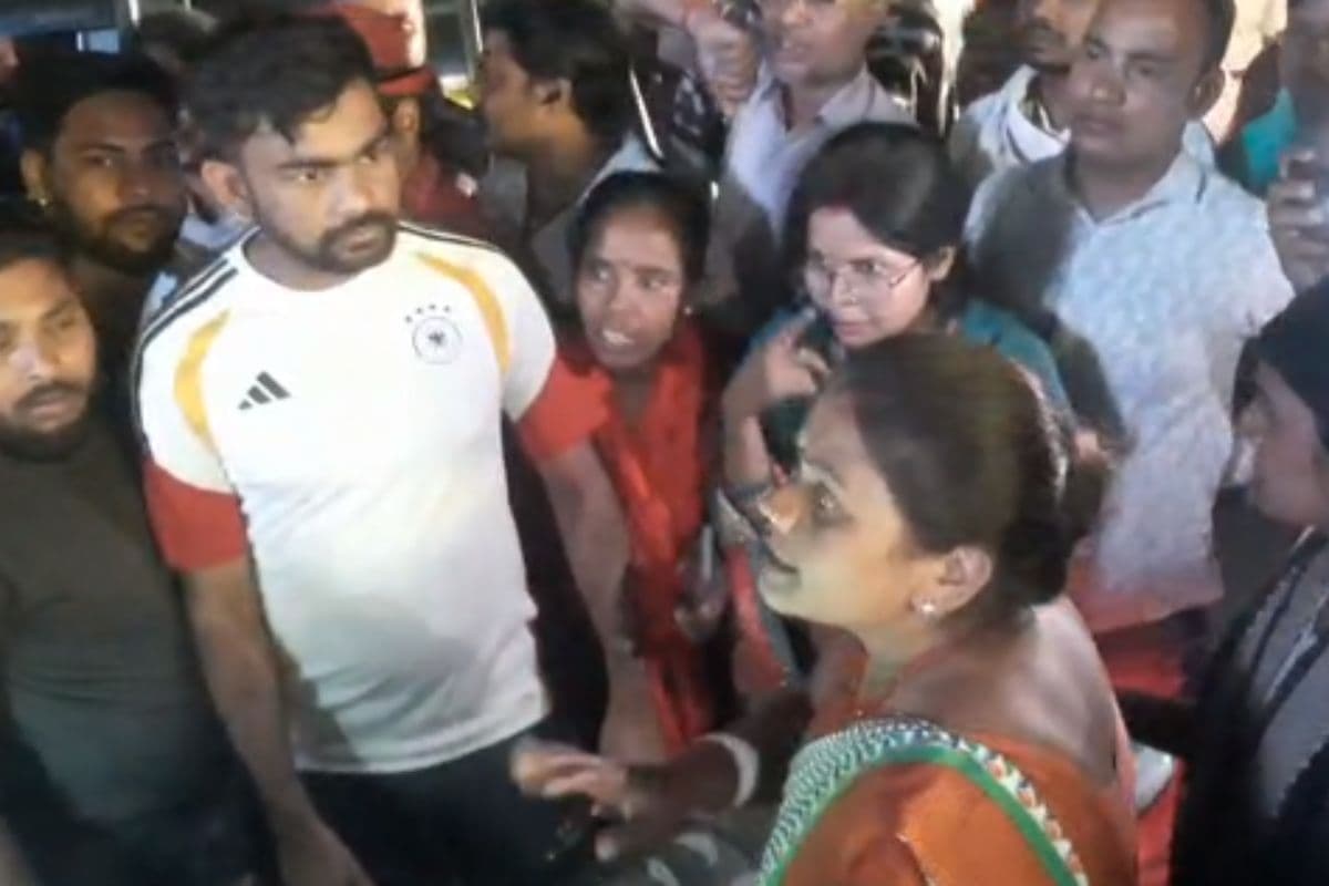 झारखंड के विधायक जयराम महतो को आया गुस्सा, वीडियो बना रहे युवक का मोबाइल छीन सड़क पर पटका