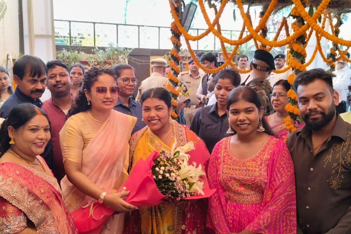 हजारीबाग में सजी शादी की महफिल: JMM जिला अध्यक्ष की बिटिया को आशीर्वाद देने पहुंचीं कल्पना सोरेन