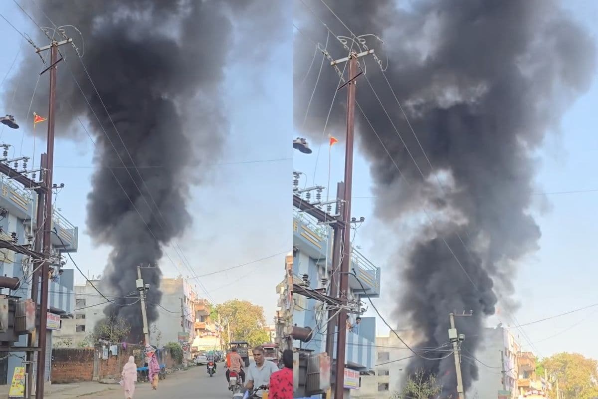 झुमरी तिलैया के फल के कैरेट में लगी भीषण आग, लोगों की सूझबूझ से टला हादसा
