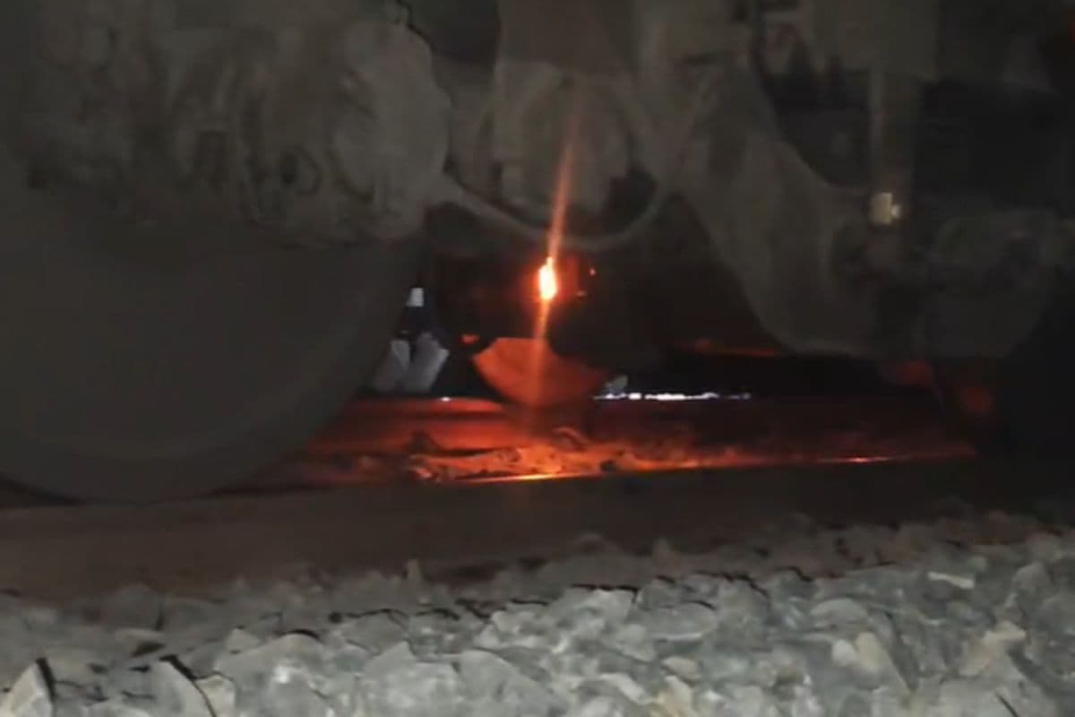 कोसी एक्सप्रेस की स्लीपर बोगी में आग, ट्रेन से कूदकर यात्रियों ने बचाई जान