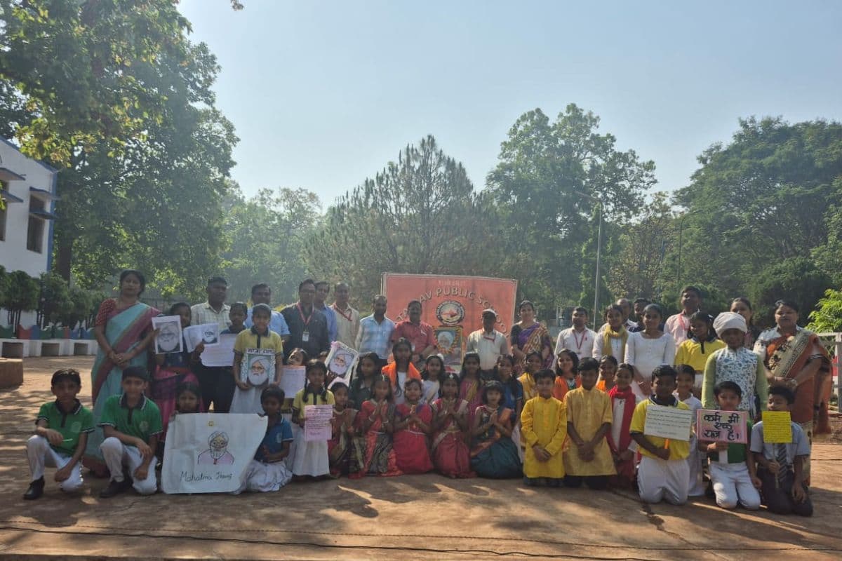 टाटा डीएवी पब्लिक स्कूल नोवामुंडी में महात्मा हंसराज की जयंती मनाई गई