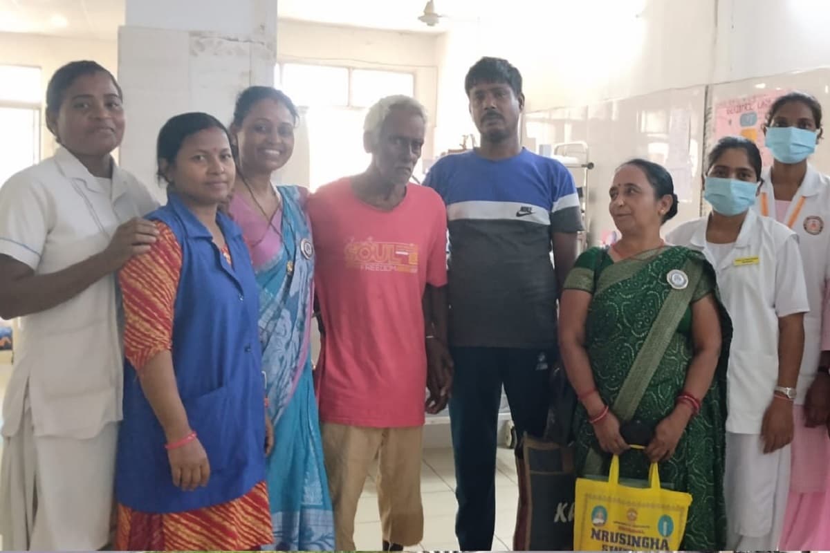 40 साल बाद अपनों से मिले बिछड़े बुजुर्ग, आंखों में छलक पड़े खुशी के आंसू