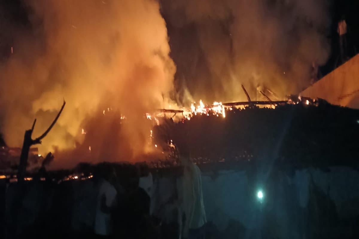 पलामू में भीषण अगलगी: पनेरीबांध गांव में दिलीप पाठक का घर जलकर खाक, लाखों का नुकसान