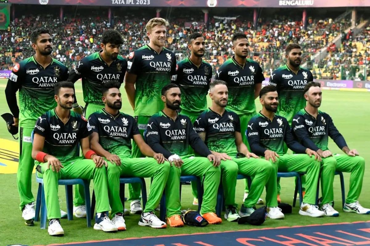 RCB vs DC: मैदान पर सिर्फ छक्के-चौके नहीं, धरती को भी बचा रही आपनी फेवरेट RCB