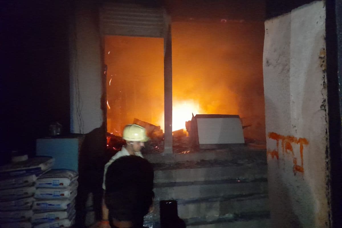 रांची: लोहे की दुकान में भीषण आग से मची अफरा-तफरी! कोकर में फायर ब्रिगेड ने पाया काबू, लाखों का नुकसान