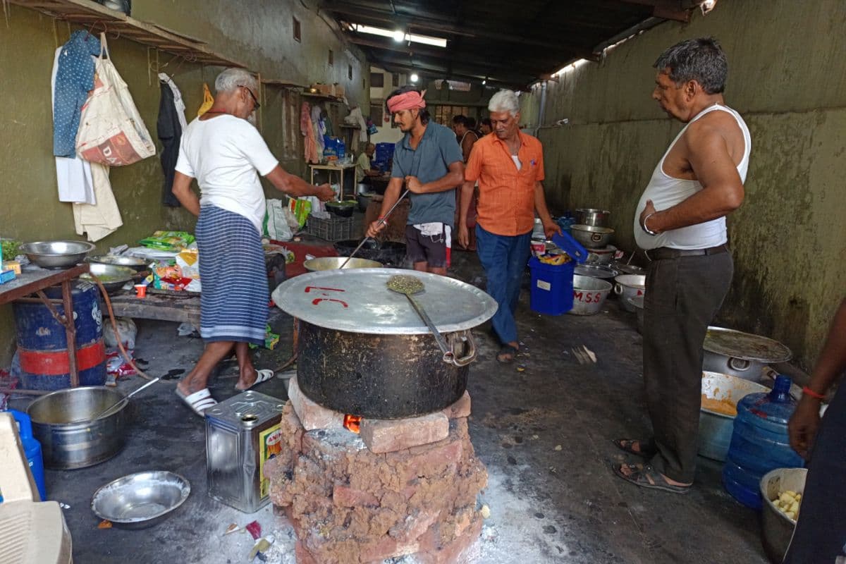 रांची: शादियों की खुशियों पर ‘सिलेंडर का ग्रहण’! गैस की किल्लत से अब कोयला और इंडक्शन चूल्हा ही सहारा