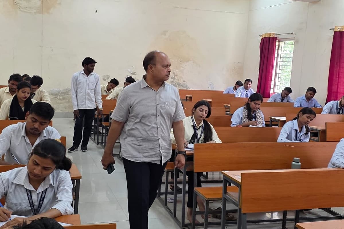 डीएसपीएमयू में कुलपति का औचक निरीक्षण, परीक्षा व्यवस्था का लिया जायजा
