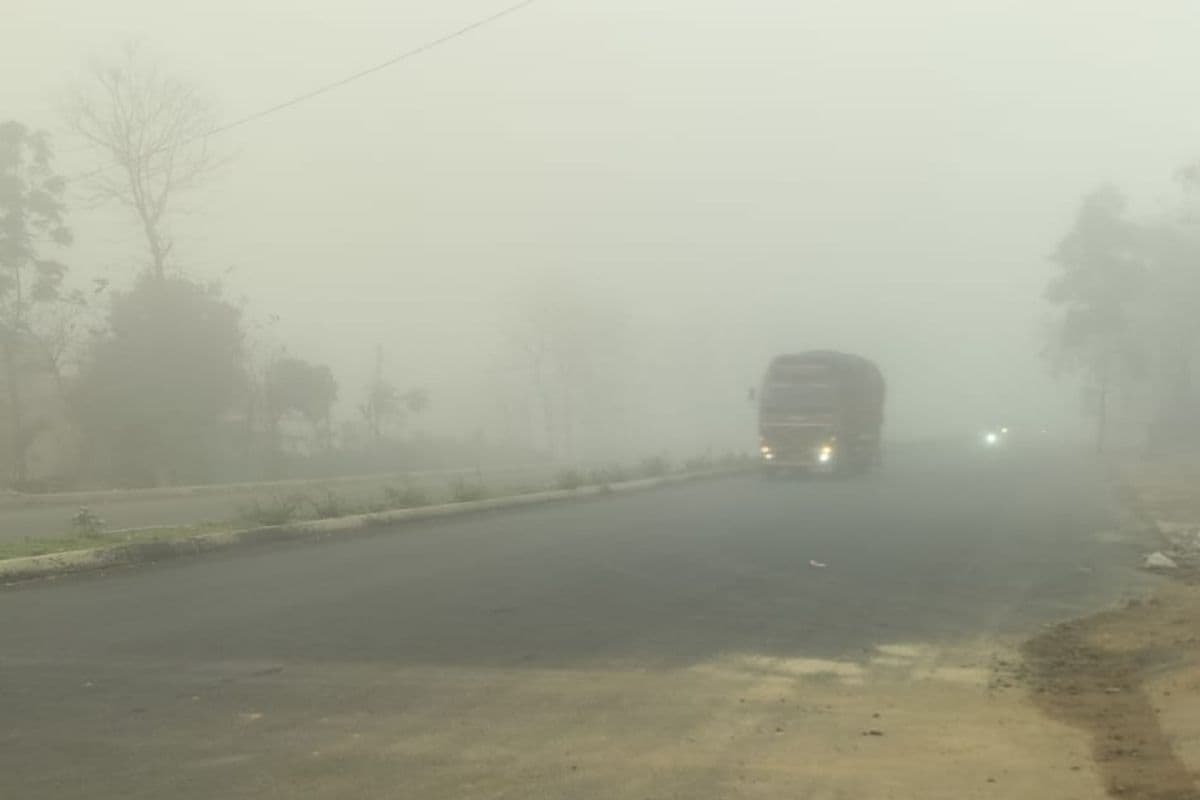 अनगड़ा में छाया घना कोहरा, रांची-मुरी मार्ग पर घटी विजिबिलिटी